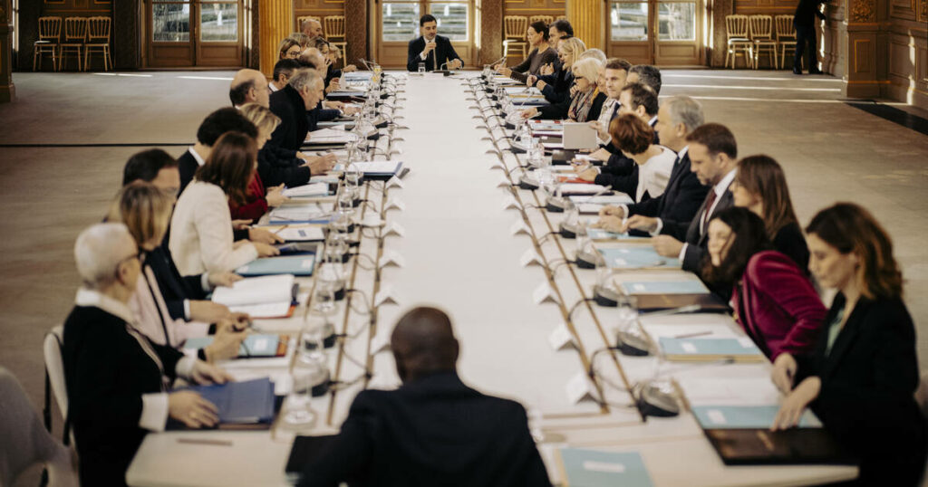 Premier Conseil des ministres de Bayrou : la cible de déficit «sera le fruit des discussions» avec les partis