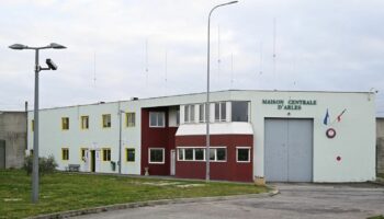 Une prise d'otages est en cours à la prison d'Arles, des membres du personnel retenus