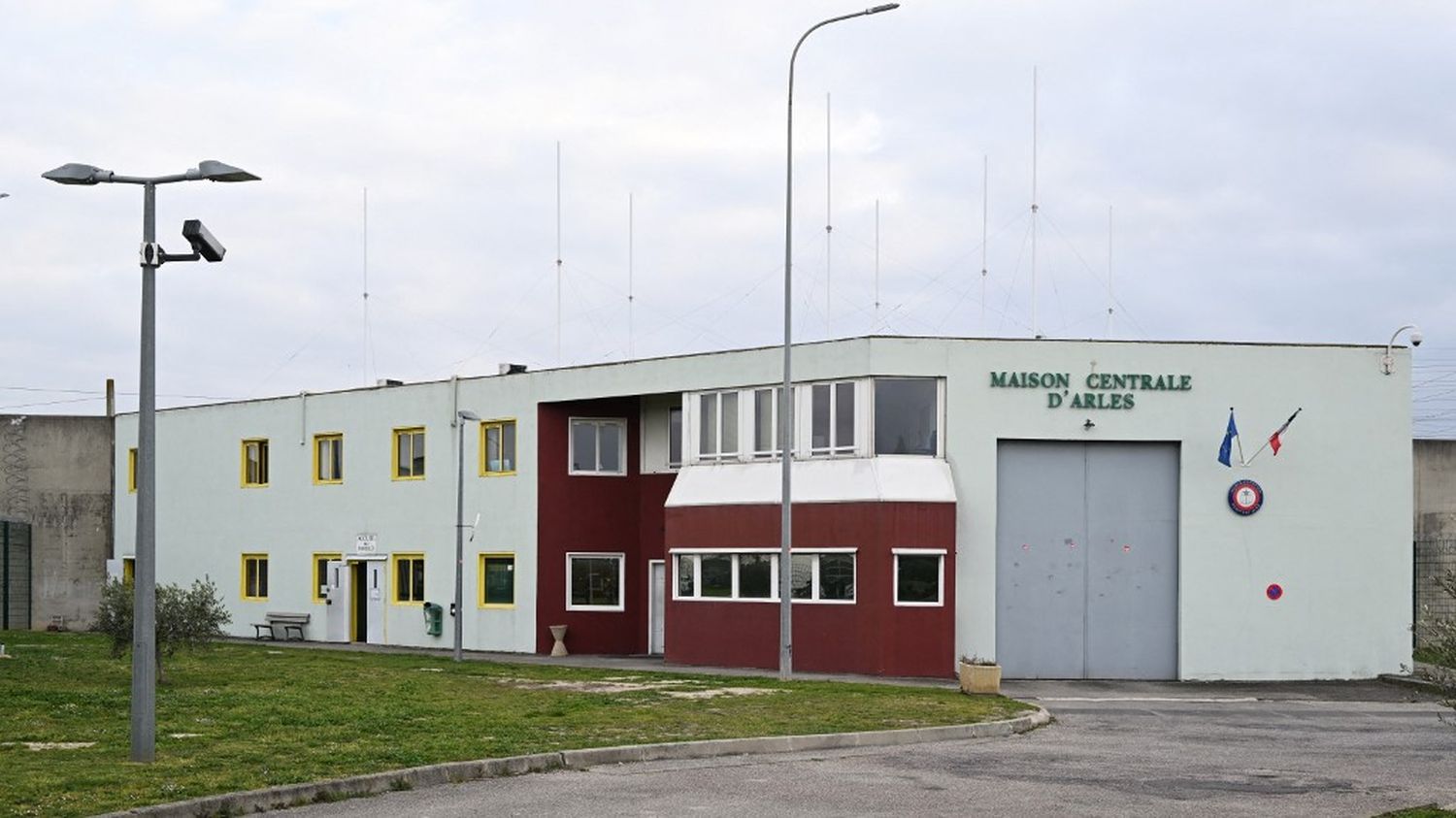 Une prise d'otages est en cours à la prison d'Arles, des membres du personnel retenus