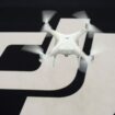 Un drone vole dans le salon d'exposition du siège de DJI à Shenzhen, en Chine, le 11 mai 2017