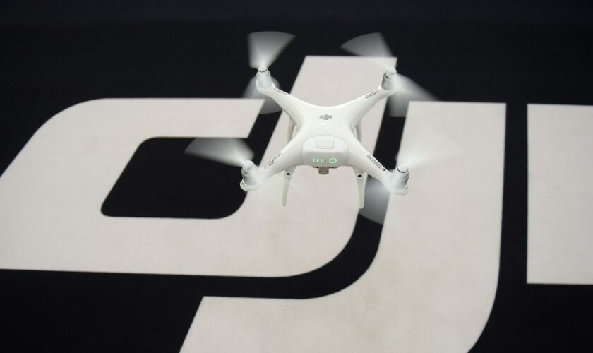 Un drone vole dans le salon d'exposition du siège de DJI à Shenzhen, en Chine, le 11 mai 2017