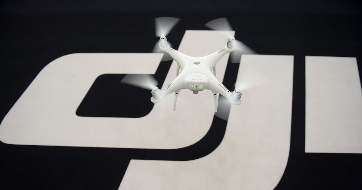 Un drone vole dans le salon d'exposition du siège de DJI à Shenzhen, en Chine, le 11 mai 2017