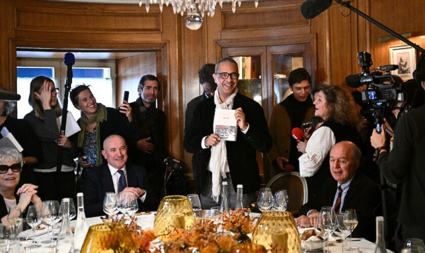 L'écrivain Kamel Daoud, lauréat du prix Goncourt pour son roman "Houris", au restaurant Drouant à Paris, le 4 novembre 2024