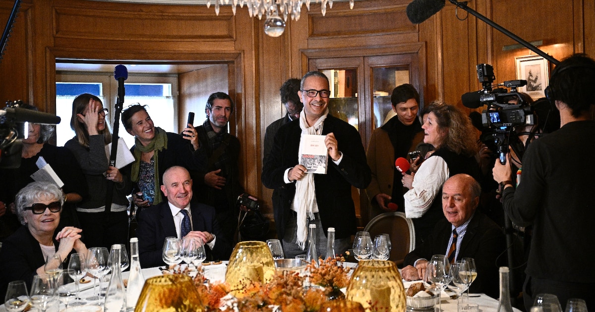 L'écrivain Kamel Daoud, lauréat du prix Goncourt pour son roman "Houris", au restaurant Drouant à Paris, le 4 novembre 2024