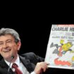 Le candidat du Front de Gauche (FG) à l'élection présidentielle française de 2012 Jean-Luc Mélenchon tient le journal satirique français Charlie Hebdo lors d'un meeting de campagne, le 4 avril 2012 à Limoges, dans le centre de la France.