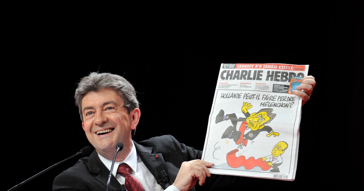 Le candidat du Front de Gauche (FG) à l'élection présidentielle française de 2012 Jean-Luc Mélenchon tient le journal satirique français Charlie Hebdo lors d'un meeting de campagne, le 4 avril 2012 à Limoges, dans le centre de la France.