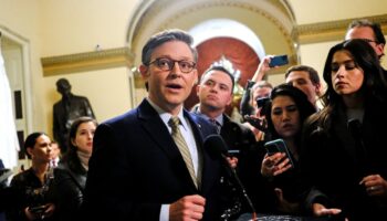 Le président républicain de la Chambre des représentants, Mike Johnson, s'exprime devant la presse au Capitole de Washington, le 20 décembre 2024