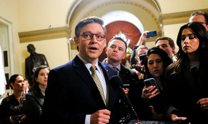 Le président républicain de la Chambre des représentants, Mike Johnson, s'exprime devant la presse au Capitole de Washington, le 20 décembre 2024