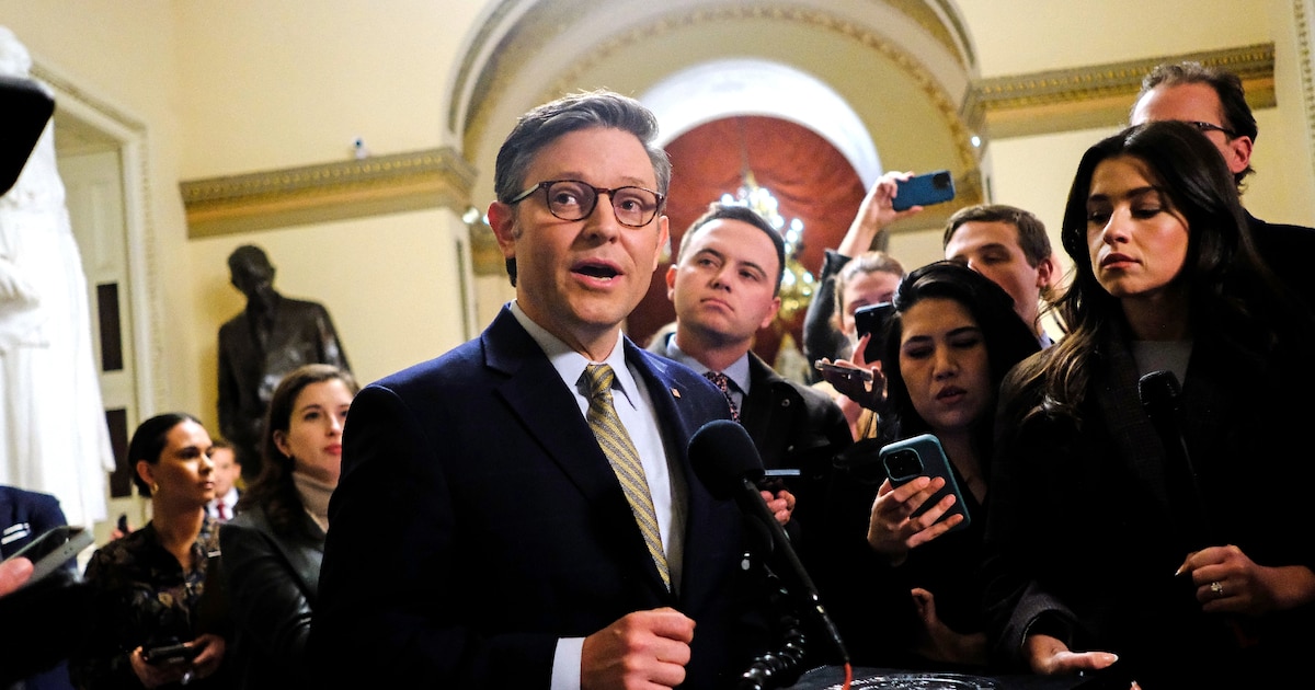 Le président républicain de la Chambre des représentants, Mike Johnson, s'exprime devant la presse au Capitole de Washington, le 20 décembre 2024