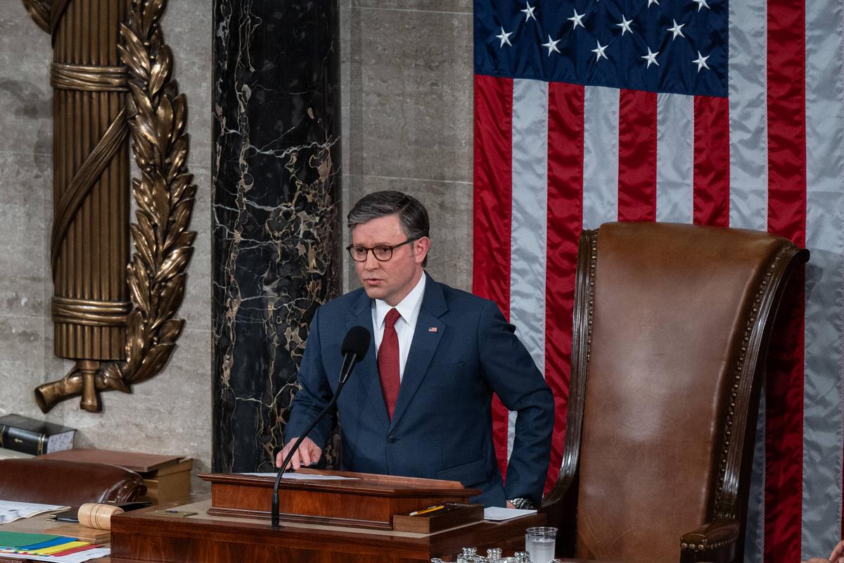 Mike Johnson, allié de Trump, difficilement réélu au perchoir du Congrès américain