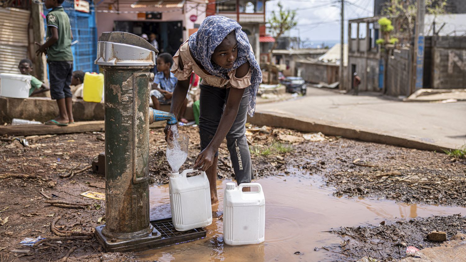 Eau non potable ou infectée, des heures d'attente : la distribution de l'eau est jugée "catastrophique" par l'association "Mayotte a soif"