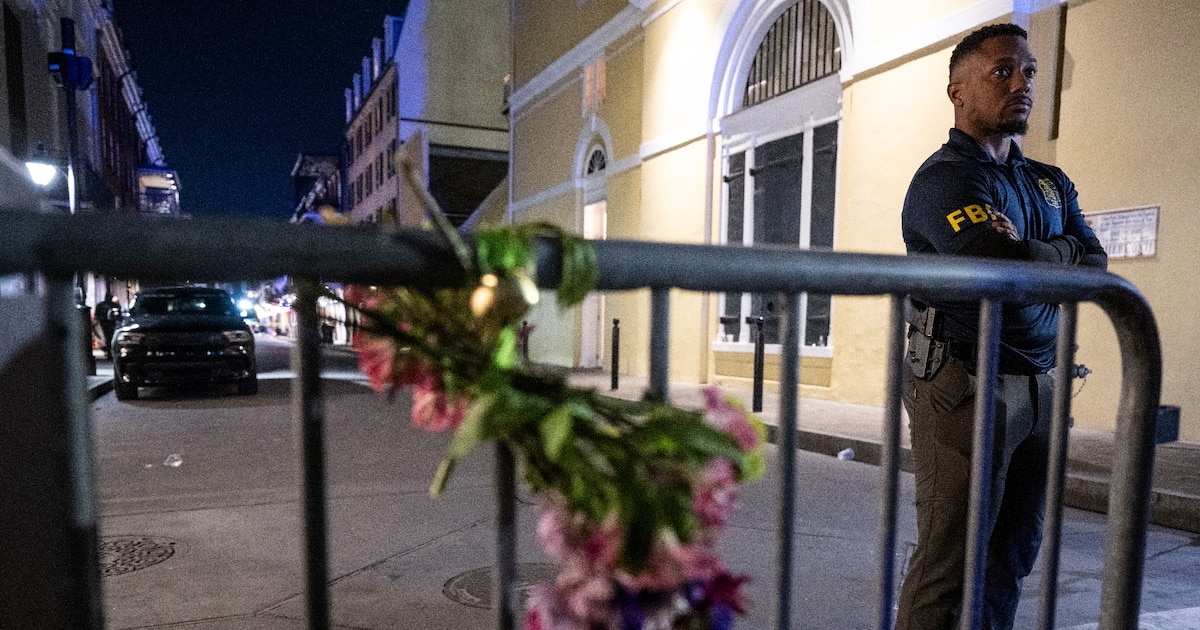 Un bouquet de roses a été déposé non loin des lieux de l'attaque à la voiture-bélier qui a fait 15 morts lors du Nouvel An à la Nouvelle-Orléans, en Louisiane, le 2 janvier 2025