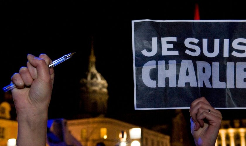 Une pancarte "Je suis Charlie" dans un rassemblement de soutien à Charlie Hebdo, le 7 janvier 2015 à Clermont-Ferrand