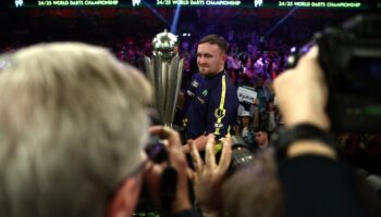 Luke Littler krönt sich zum jüngsten Darts-Weltmeister der Geschichte