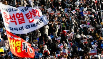 En Corée du Sud, des milliers de personnes se réunissent pour et contre l'arrestation du président déchu Yoon Suk-yeol