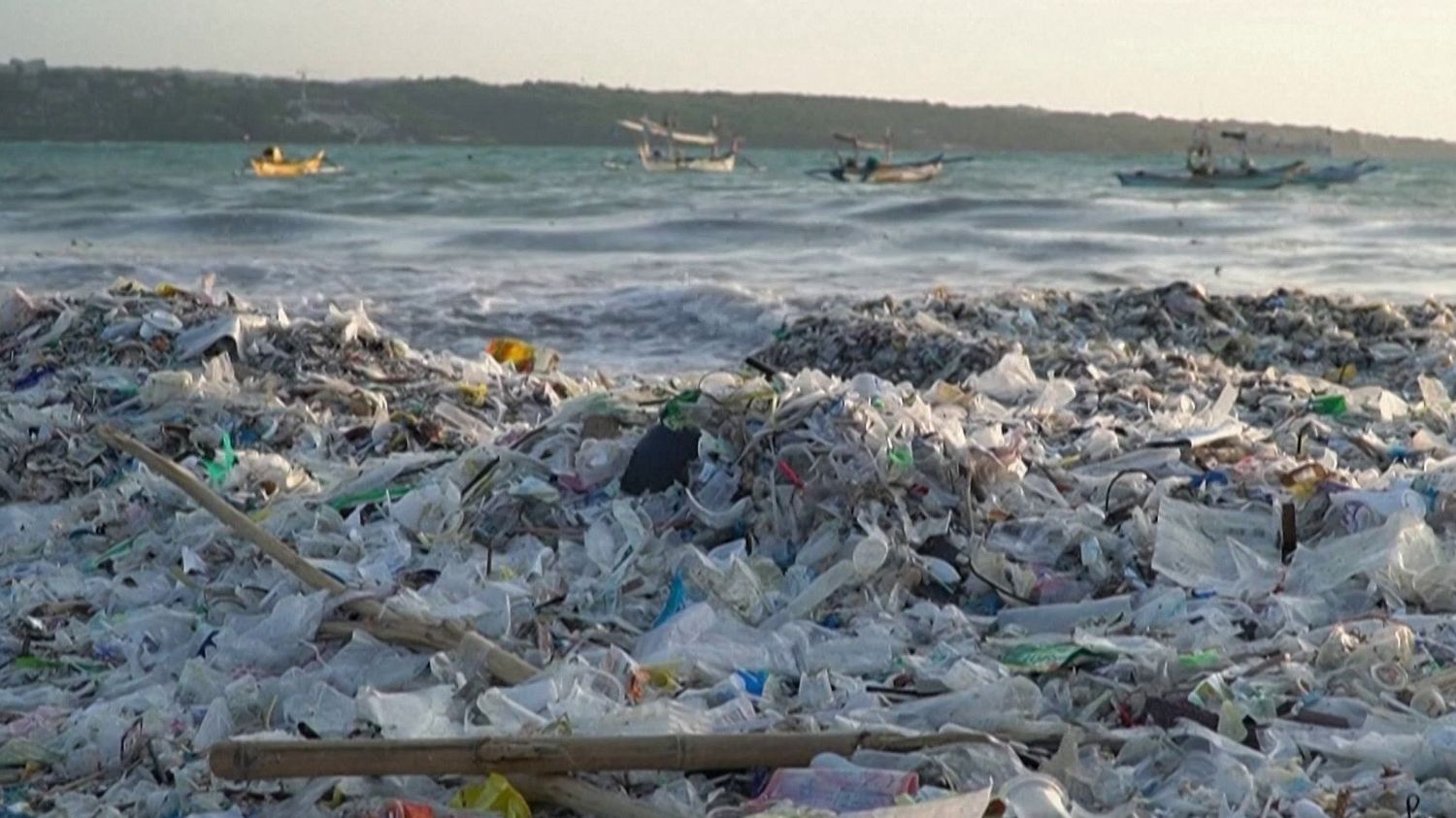 Indonésie : à Bali, les plages croulent sous les déchets