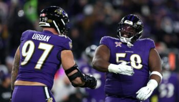 Ravens' 355-pound lineman snags interception to clinch division title in victory vs. Browns