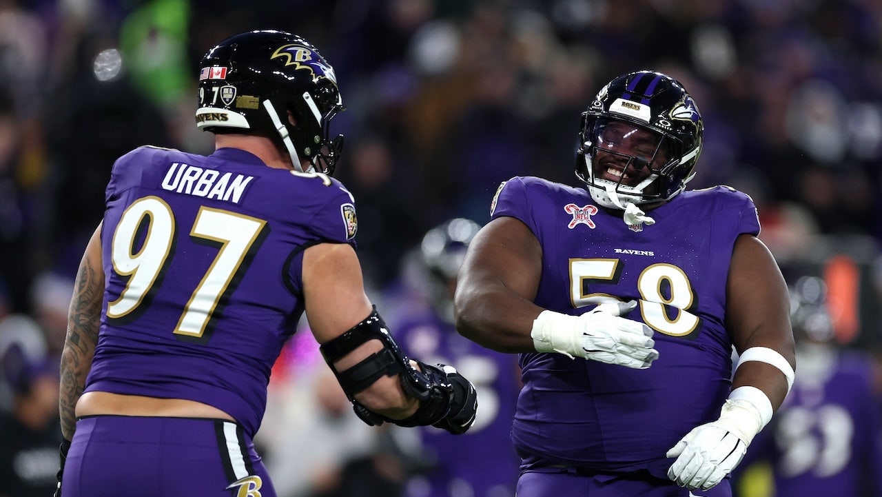 Ravens' 355-pound lineman snags interception to clinch division title in victory vs. Browns