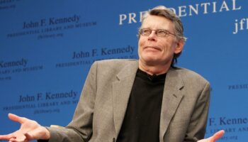 Stephen King imaginait les États-Unis en 2025 dans son roman dystopique « Running Man » et les ressemblances sont glaçantes