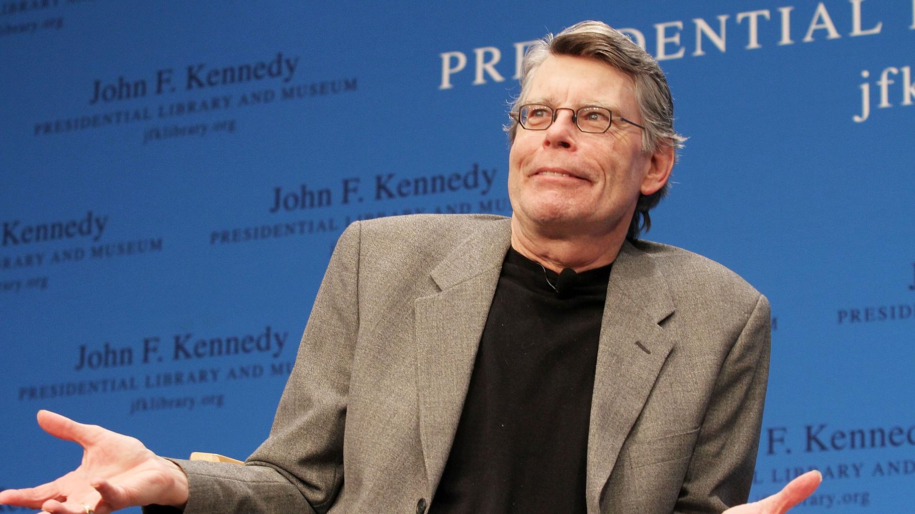 Stephen King imaginait les États-Unis en 2025 dans son roman dystopique « Running Man » et les ressemblances sont glaçantes