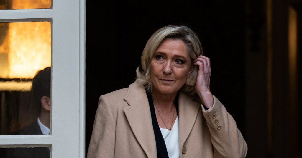 Marine Le Pen, lundi 25 novembre, à son arrivée à Matignon où elle a été reçue par le Premier ministre Michel Barnier.