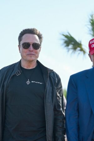 Donald Trump et Elon Musk assistent au lancement du sixième vol d'essai de la fusée SpaceX Starship, le 19 novembre 2024 à Brownsville, au Texas.