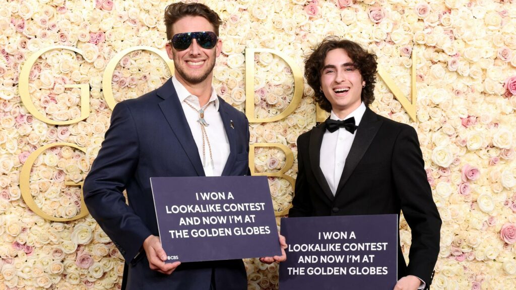 Au Golden Globes 2025, Glen Powell et Timothée Chalamet ont (presque) posé ensemble sur le tapis rouge