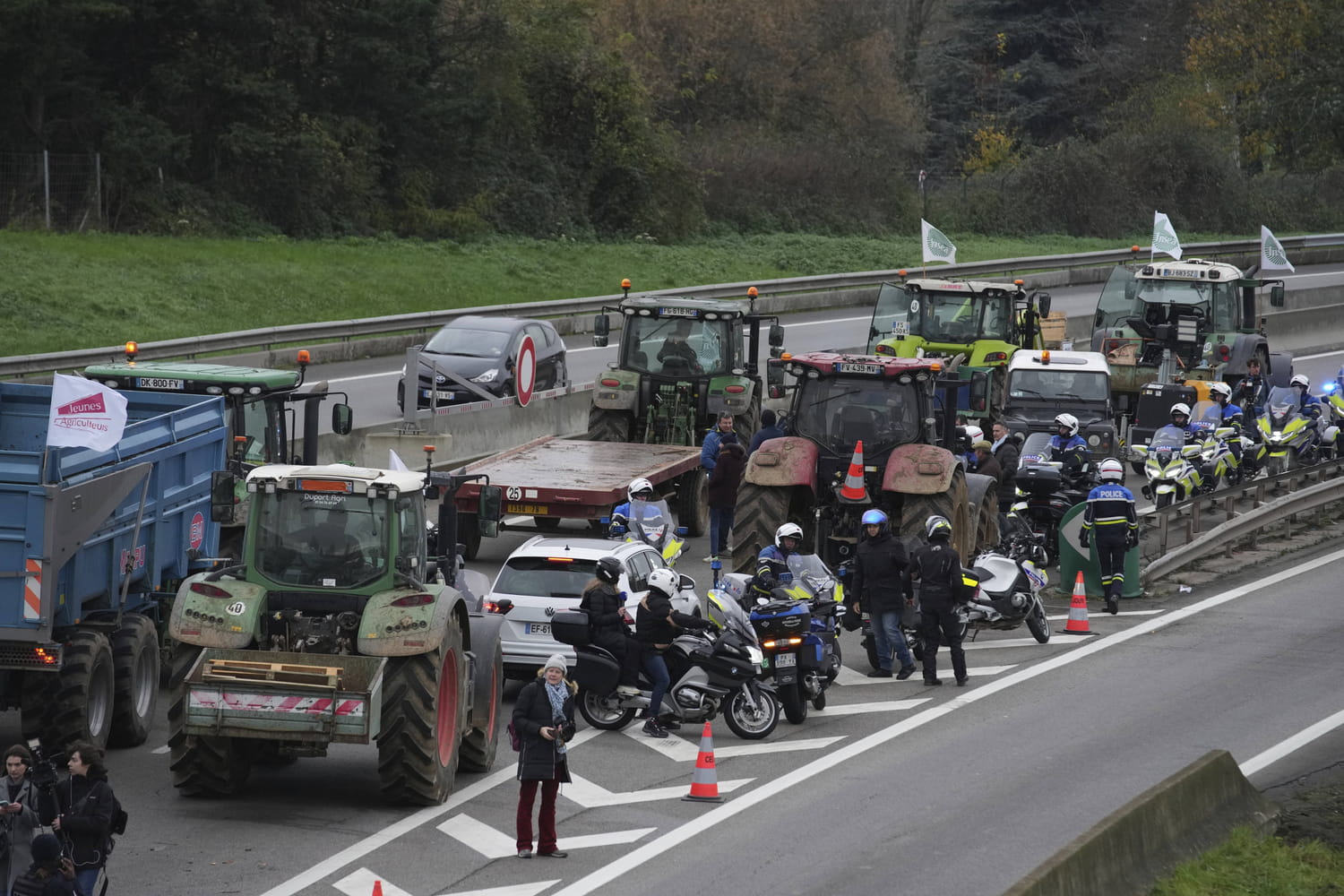 Colère des agriculteurs : les tracteurs "encerclés" par la police, en route vers Paris