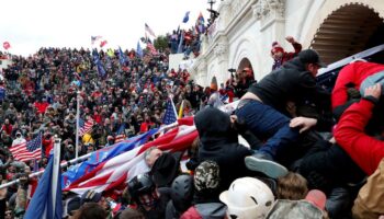 Trump veut absoudre les émeutiers du 6 janvier 2021, un “jour d’amour”