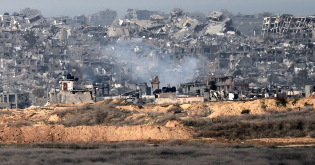 Des bâtiments détruits dans la bande de Gaza à la frontière avec Isräel, le 5 janvier 2025