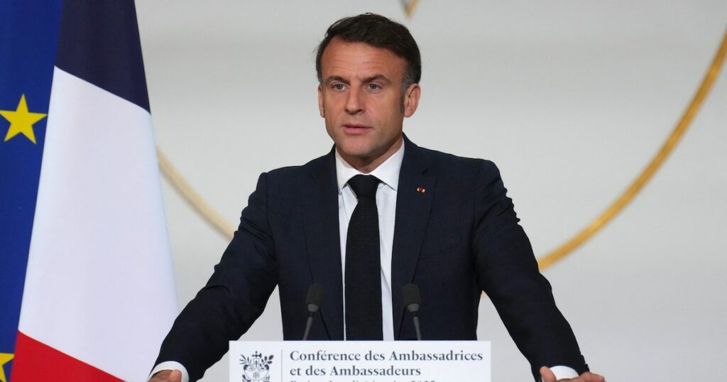 Le président français Emmanuel Macron prononce son discours devant les ambassadeurs de France en poste dans le monde, le 6 janvier 2025, à l'Elysée, à Paris.