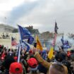 Heurts entre la police et les partisans du président américain Donald Trump devant le Capitole, le 6 janvier 2021