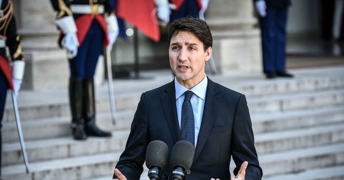 Le Premier ministre canadien Justin Trudeau s'adresse à la presse dans la cour de l'Elysée à Paris le 16 mai 2019