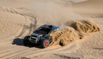 Dakar 2025 : abandon du tenant du titre Carlos Sainz en auto, Daniel Sanders signe un triplé inédit en moto... Ce qu'il faut retenir de la 2e étape