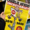 Cette photo montre le numéro spécial du journal satirique Charlie Hebdo avant les 10 ans mardi de l'attentat jihadiste qui a décimé une partie de la rédaction, dans un kiosque parisien le 6 janvier 2025.