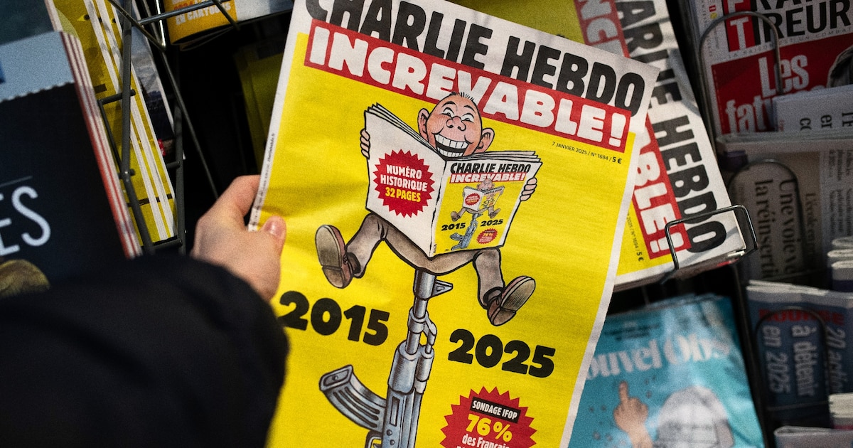 Cette photo montre le numéro spécial du journal satirique Charlie Hebdo avant les 10 ans mardi de l'attentat jihadiste qui a décimé une partie de la rédaction, dans un kiosque parisien le 6 janvier 2025.