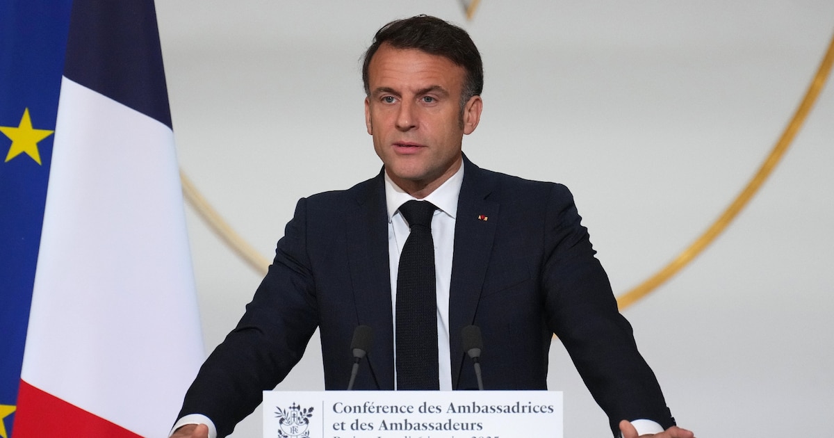 Le président Emmanuel Macron devant les ambassadeurs français, le 6 janvier 2025 à Paris