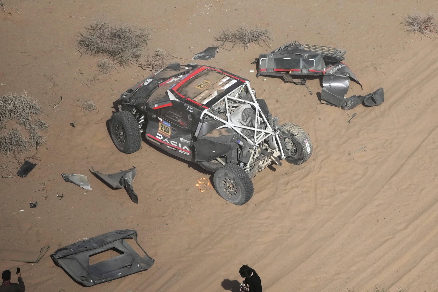 Dakar 2025 : Loeb part en tonneaux, le Français perd plus d'une heure sur la 3ème étape