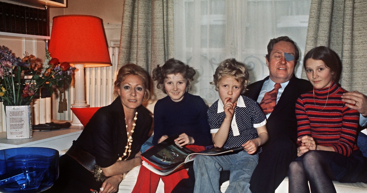 Le président du Front National Jean-Marie Le Pen pose avec sa femme Pierrette et leurs filles, le 1er mai 1974 dans leur appartement parisien. (De g à d): Pierrette Le Pen, Yann, Marine, Jean-Marie Le Pen, et Marie-Caroline.