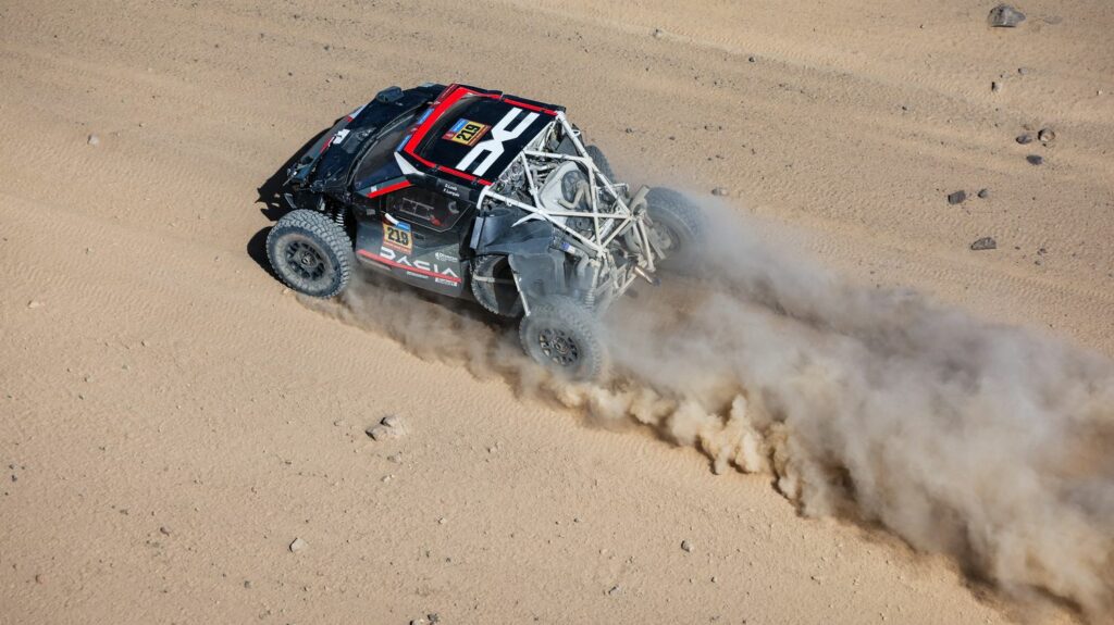 Dakar 2025 : Sébastien Loeb perd beaucoup après des tonneaux, une moto française gagne avec Lorenzo Santolino... Ce qu'il faut retenir de la 3e étape