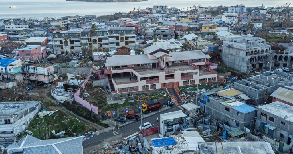 Vue aérienne de Mamoudzou, à Mayotte, dans l'océan Indien, le 21 décembre 2024