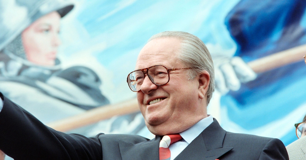 Jean-Marie Le Pen lors d'un hommage à Jeanne d'Arc, le 1er mai 1995 à Paris