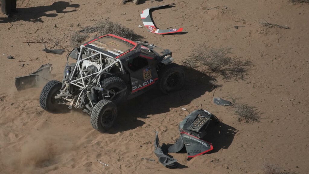 Dakar 2025 : Sébastien Loeb victime d’un accident, les images impressionnantes du pilote parti en tonneaux