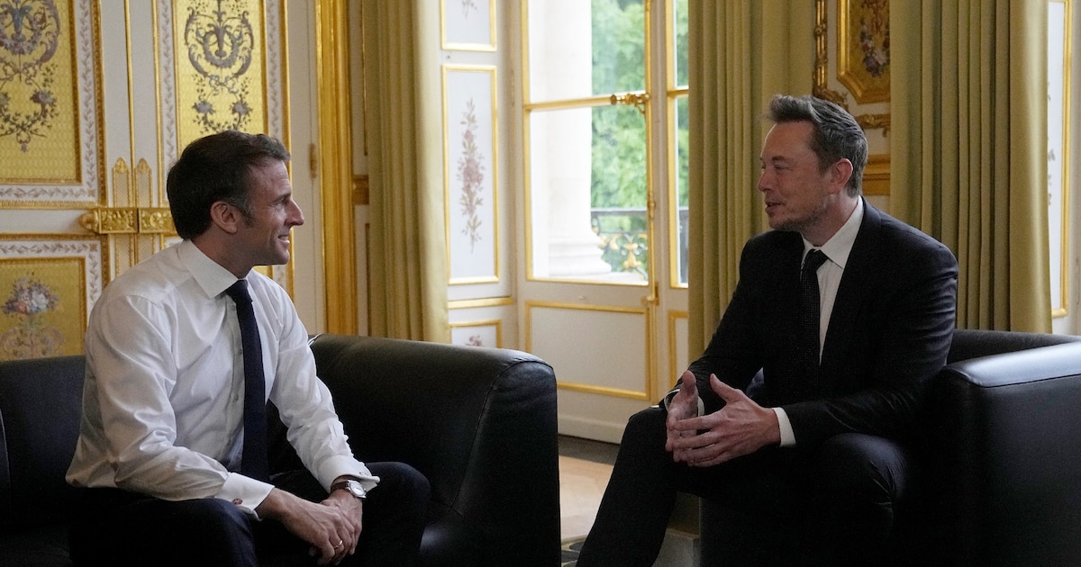 Le président français Emmanuel Macron s'entretient au palais de l'Elysée à Paris avec le patron américain de SpaceX, Twitter et Tesla Elon Musk, le 15 mai 2023