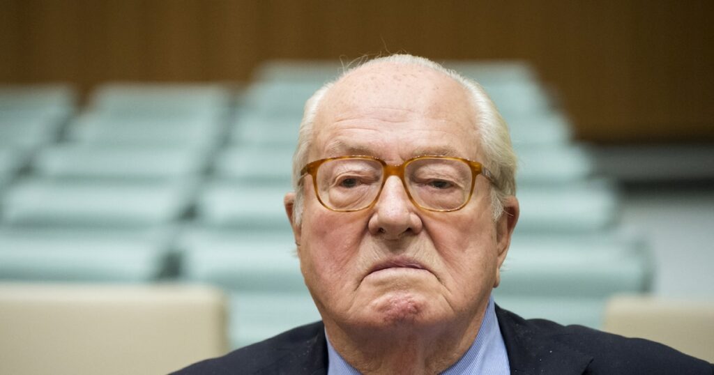 Un "visionnaire" et un "patriote" pour l'extrême droite, un "être abject, raciste et antisémite pour la gauche", "figure historique" pour l'exécutif qui marche sur des œufs... les réactions à la mort de Jean-Marie Le Pen sont contrastées