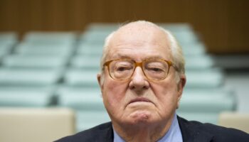 Un "visionnaire" et un "patriote" pour l'extrême droite, un "être abject, raciste et antisémite pour la gauche", "figure historique" pour l'exécutif qui marche sur des œufs... les réactions à la mort de Jean-Marie Le Pen sont contrastées