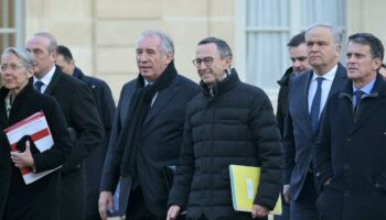 François Bayrou, entouré notamment d'Elisabeth Borne (g), ministre de l'Education et de Bruno Retailleau (d), ministre de l'Intérieur, se dirigeant vers l'Elysée pour le premier Conseil des ministres du Premier ministre