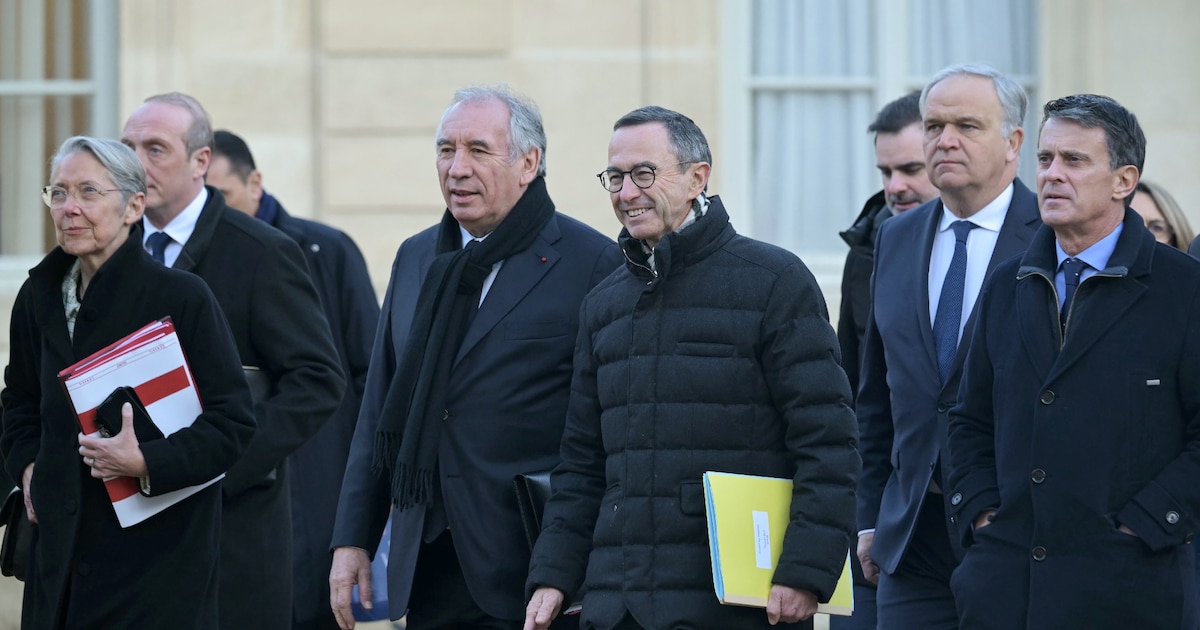 François Bayrou, entouré notamment d'Elisabeth Borne (g), ministre de l'Education et de Bruno Retailleau (d), ministre de l'Intérieur, se dirigeant vers l'Elysée pour le premier Conseil des ministres du Premier ministre