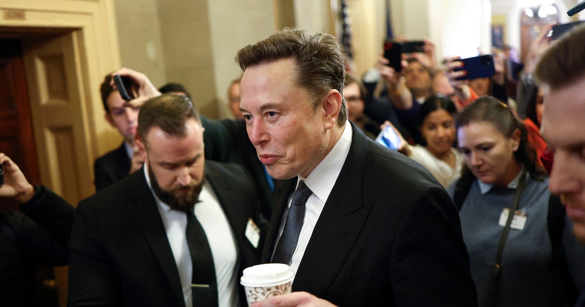 Le PDG de Tesla, Elon Musk, coprésident du nouveau Département de l'efficacité gouvernementale (DOGE), arrive au Capitole le 5 décembre 2024 à Washington, DC.