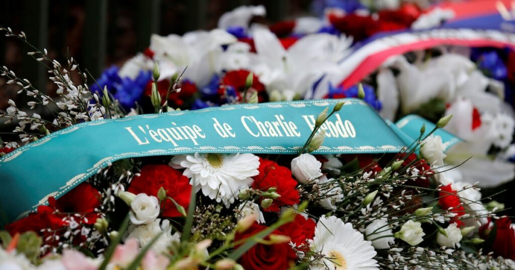 Une gerbe de fleurs, le 7 janvier 2019, devant les anciens locaux de Charlie Hebdo à Paris